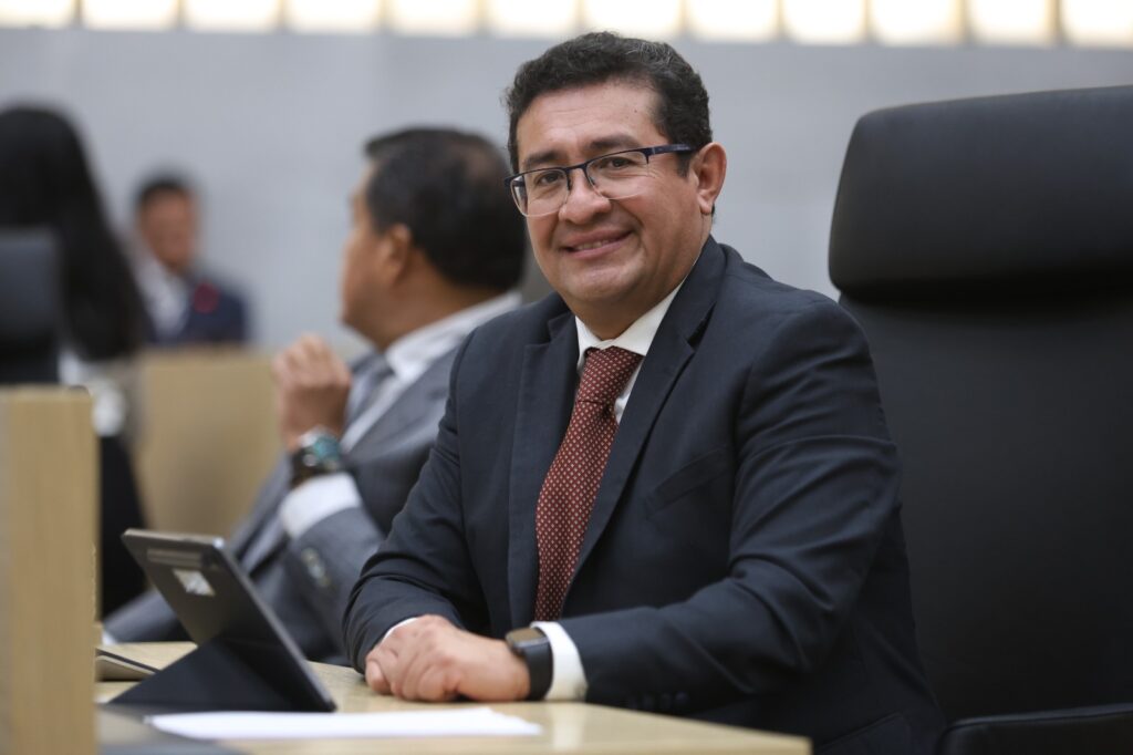 Día Estatal del Mezcal Poblano reconocimiento a esfuerzo de productores Leonela Martínez y Pavel Gaspar