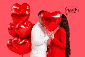 Una pareja con globos de corazones rojos