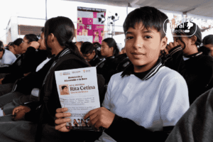 Estudiante de primaria recibe Beca Rita Cetina