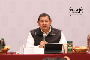 Alejandro Armenta encabezando rueda de prensa en Zacatlán