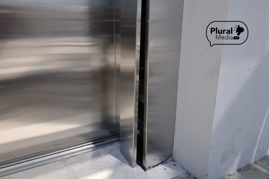 Ni un mes duraron- vandalizan escaleras eléctricas y elevador del CCU