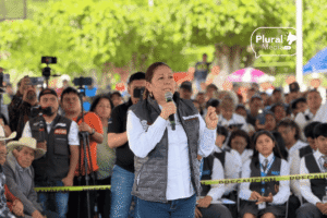 La secretaria del Bienestar, Laura Artemisa García Chávez, sosteniendo una asamblea de Obra Comunitaria