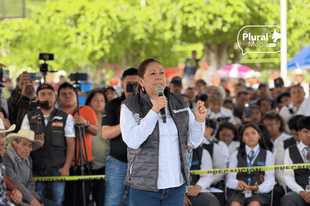 La secretaria del Bienestar, Laura Artemisa García Chávez, sosteniendo una asamblea de Obra Comunitaria