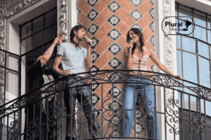 Los cantantes Esteman y Daniela Spalla ofrecen serenata desde un balcón del Centro Histórico de Puebla