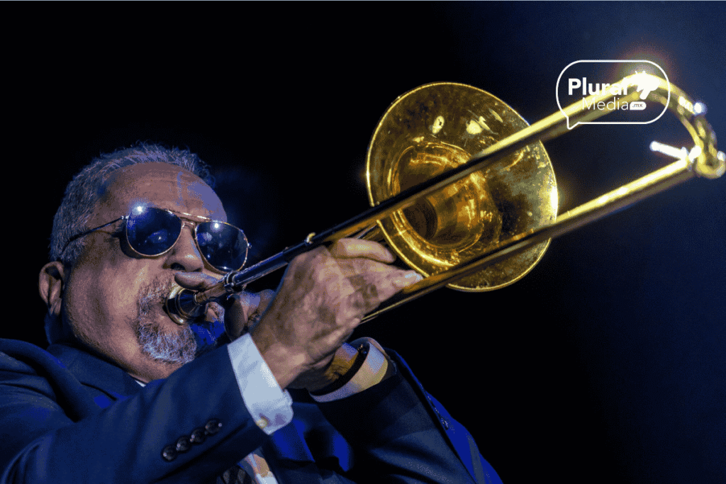 Willie Colón interpretando el trombón