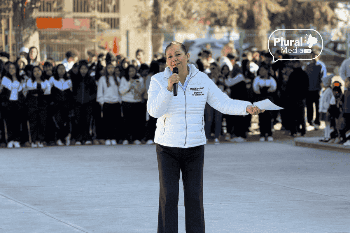 Laura Artemisa García Chávez en reunión con padres y madres de familia en Centro Educativo Amalucan